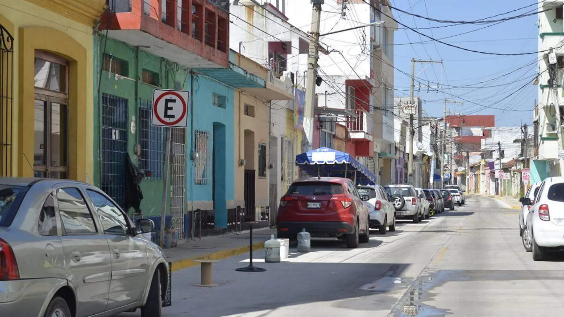 Calle-Con-Objetos-Para-Evitar-Que-Se-Estacionen copia